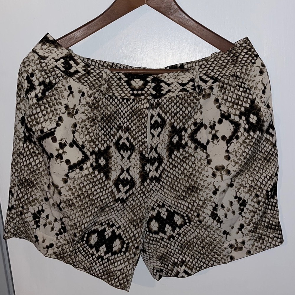 Worthington Modern Fit Snake print short. Color: Snake print/Black/White. Size:8